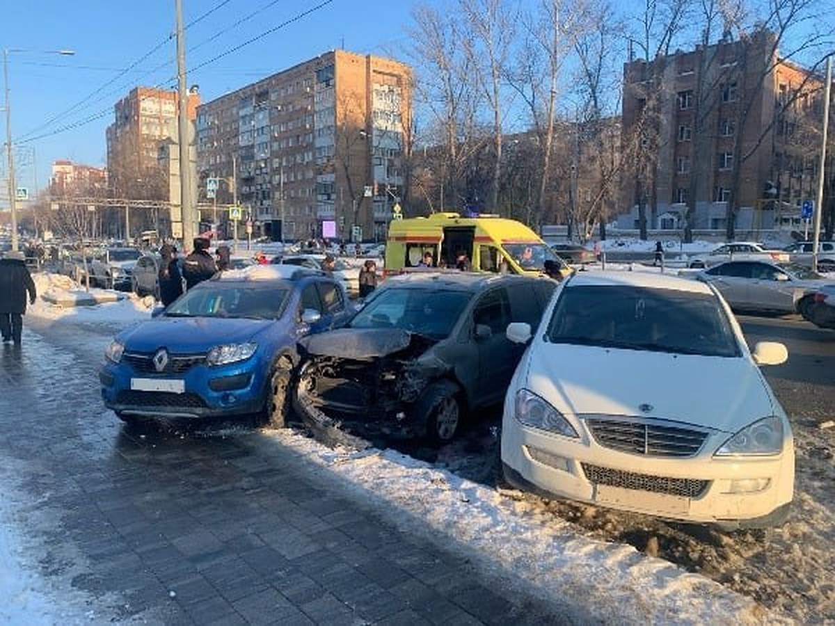 Семь автомобилей столкнулись на ул. Ново-Садовой в Самаре 9 февраля - KP.RU