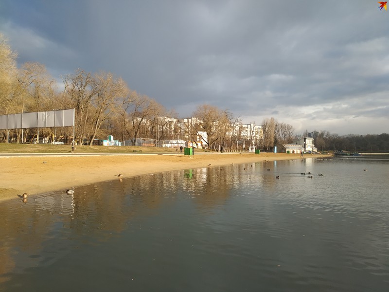 Загорать еще рано, но в куртках уже жарко. Фото: "КП"