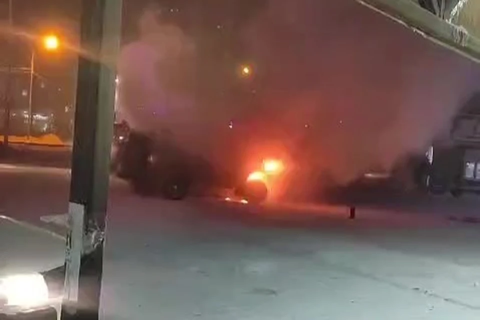 На момент прибытия пожарных из моторного отсека автомобиля шел дым. Фото: скриншот видео