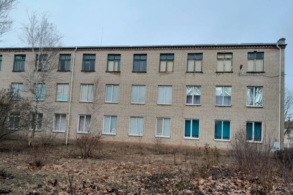 В Чернянской школе окна, поврежденные во время обстрела ВСУ, зашили ОСБ-плитами Фото: Чернянское ТУ