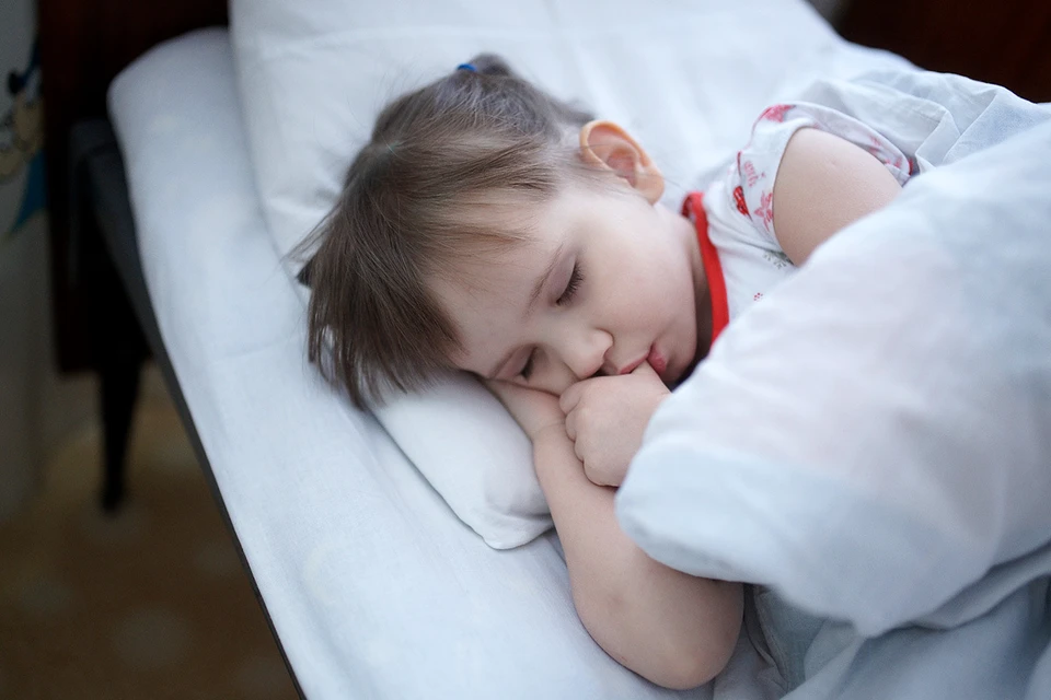 Почему ребенок скрипит зубами во сне? Бруксизм у детей и его лечение - 