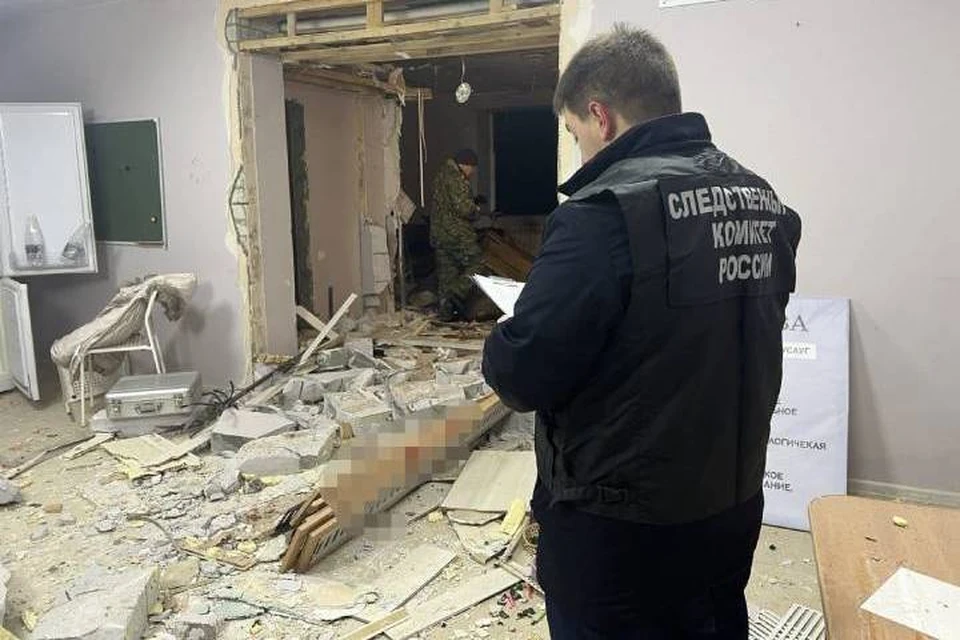 Следователи осматривают психологический центр, в котором прогремел первый взрыв. Фото: СУ СК по Калмыкии