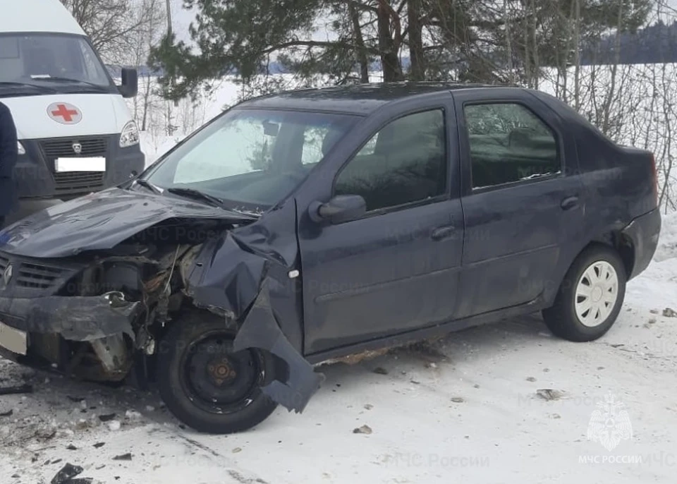 При столкновении Renault Logan пострадал сильнее Skoda Octavia.