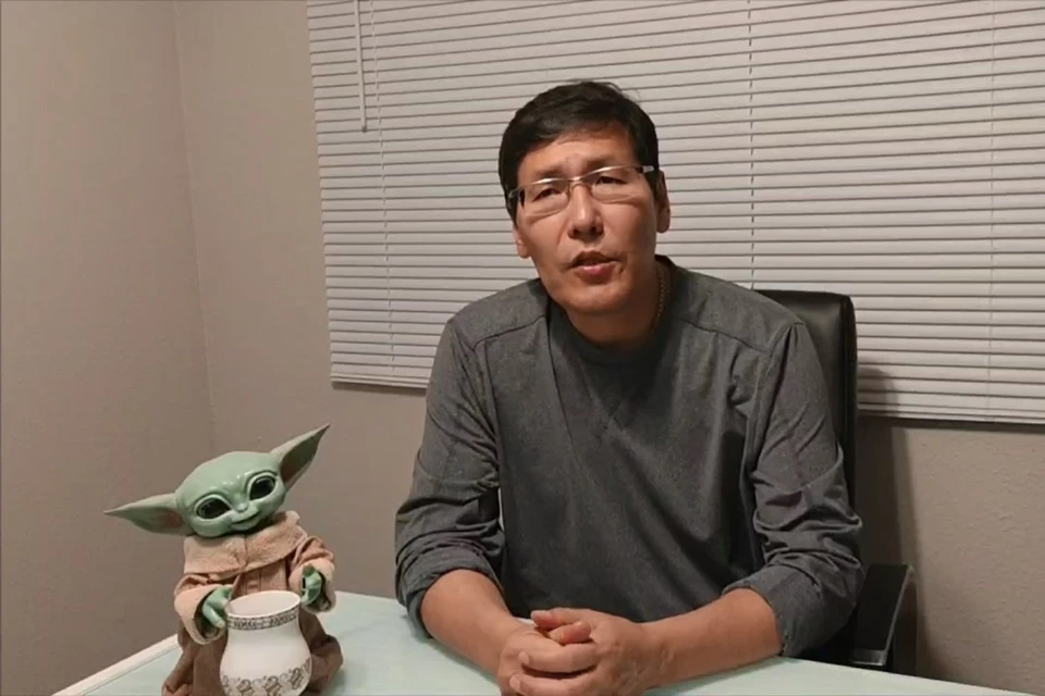 На столе у общественника персонаж «Звездных войн» Йода держит якутский сосуд - чорон. Фото: скриншот видео