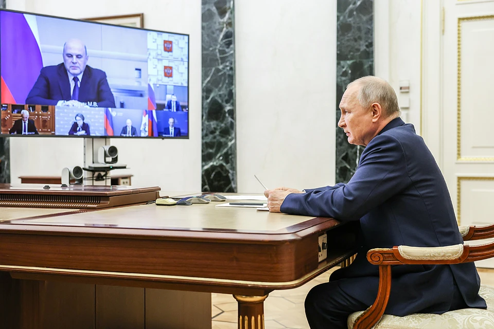 Президент поручил министрам не допустить торможения экономики. Фото: Александр Казаков/ТАСС