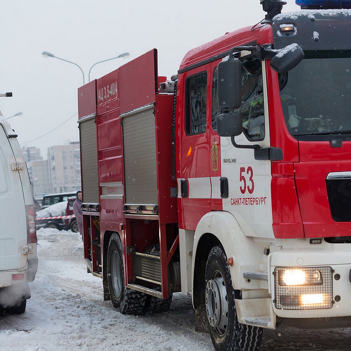 Две легковушки и грузовик горели утром в Петербурге - KP.RU