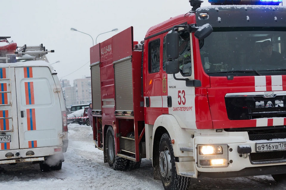 Три машины горели утром 13 февраля в Петербурге.