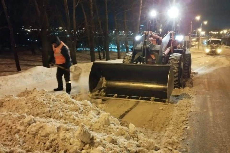Дорожные службы устраняют последствия снегопада в Иркутске