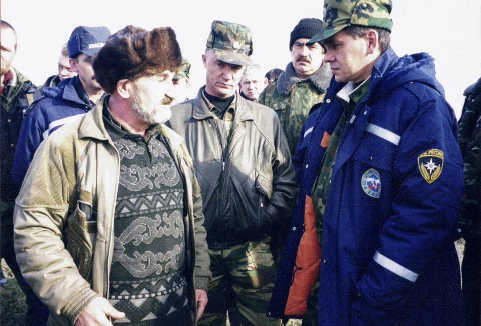 С 1994-го по 2003-й год Валерий Востротин являлся заместителем Министра Российской Федерации по делам гражданской обороны, чрезвычайным ситуациям и ликвидации последствий стихийных бедствий Сергея Шойгу.