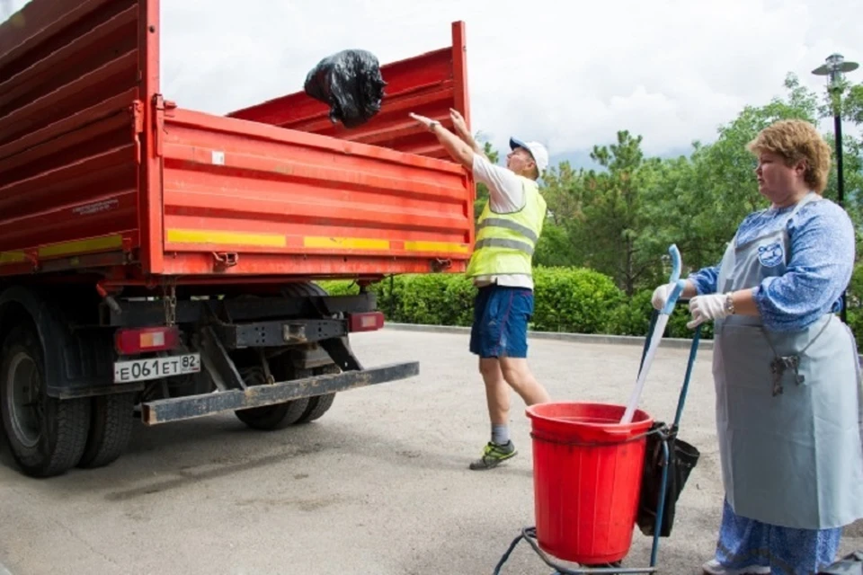 Четыре самосвала, восемь экскаваторов и 230 контейнеров для сбора и вывоза мусора передал Российский экологический оператор ЛНР