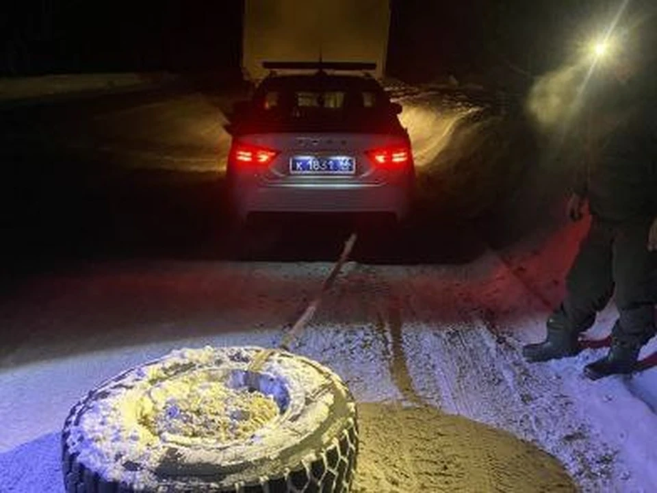 Полицейские довезли колеса до грузовика с помощью патрульной машины. Фото: ГИБДД Свердловской области