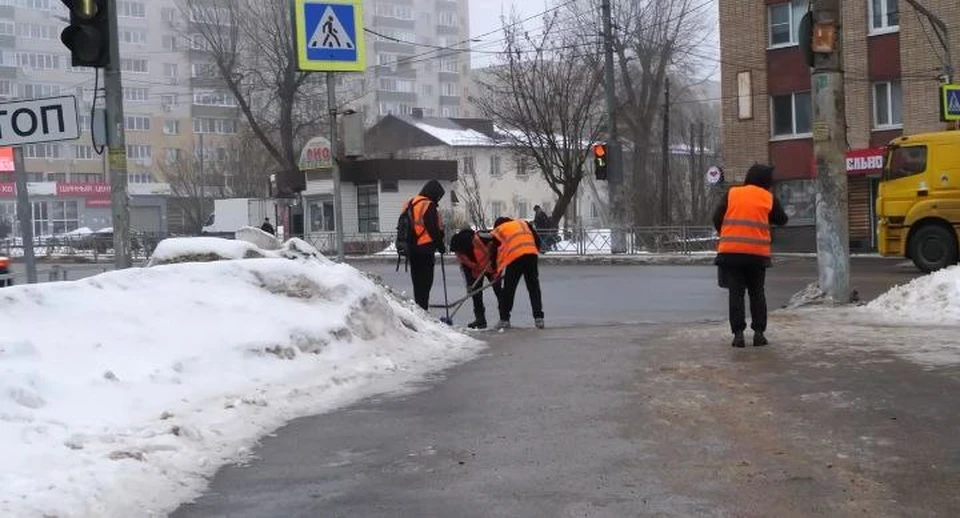 Коммунальная техника и рабочие начали работать круглосуточно в Смоленске Фото: Администрация города Смоленска