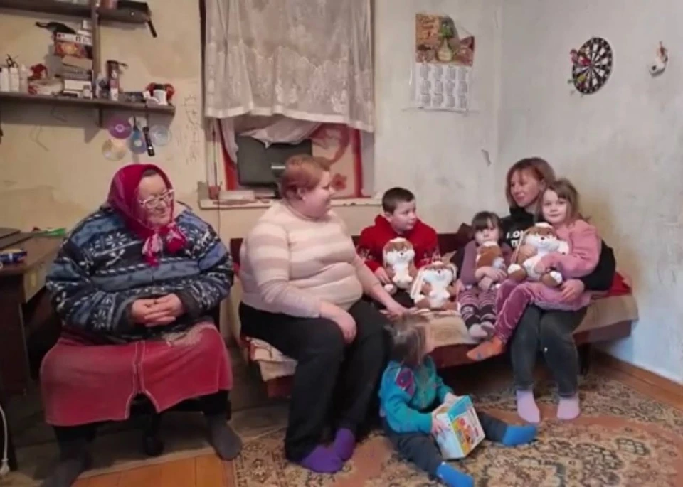 Активисты Народного фронта доставили многодетной семье из Розовки в Запорожской области гуманитарную помощь. ФОТО: Народный фронт в Запорожской области