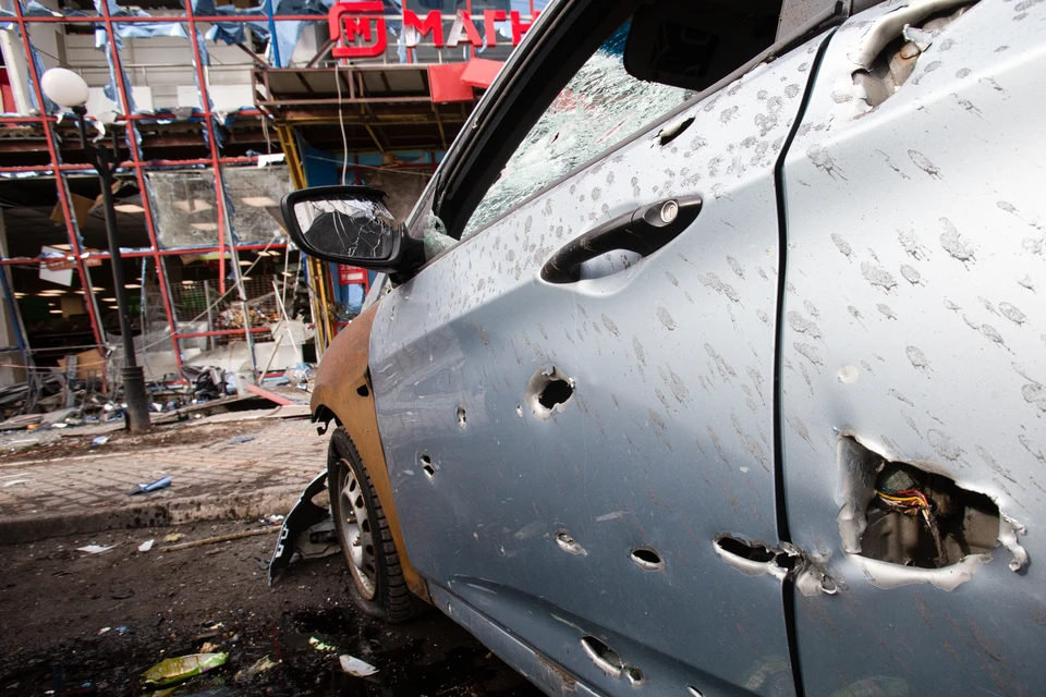 Белгород. Автомобиль у здания, поврежденного в результате обстрела города, на улице Плеханова. Фото: Николай Гынгазов/ТАСС