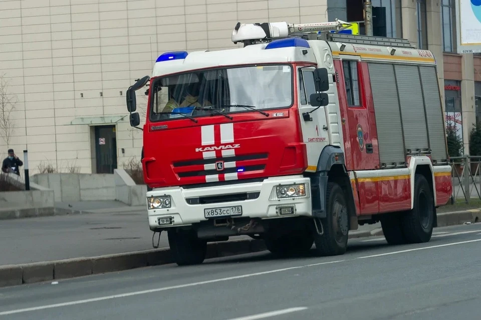 Пожарные спасли женщину из горящей двухкомнатной квартиры на Васильевском острове.