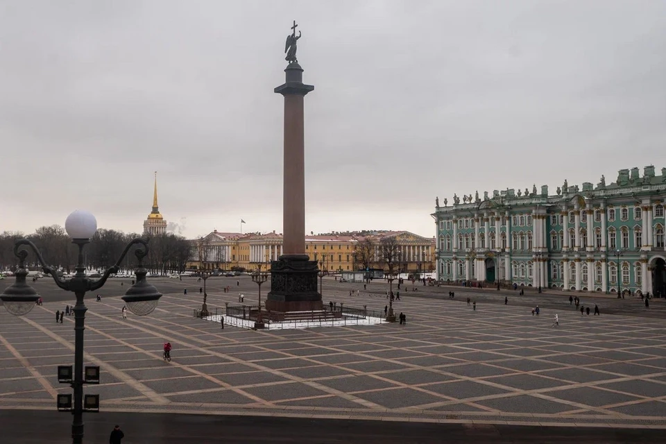 Пьяный водитель на каршеринге покружил по Дворцовой площади.