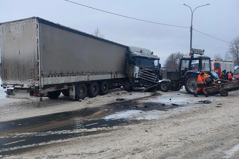В результате аварии травмы получил водитель трактора Фото: Ржевское отделение Госавтоинспекции
