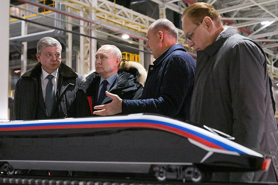 Свердловская область. Верхняя Пышма. Президент РФ Владимир Путин во время посещения завода "Уральские Локомотивы". Фото: Алексей Никольский/POOL/ТАСС