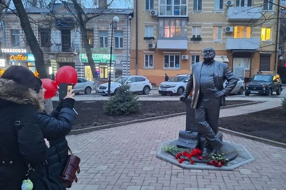 Памятник Михаилу Жванецкому установили в Ростове 13 февраля.