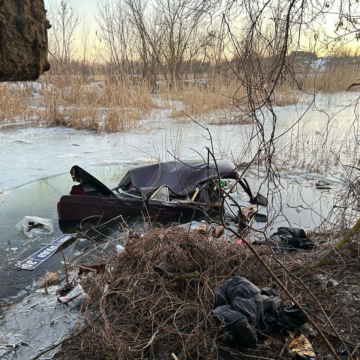 Водитель и две девушки пострадали в съехавшем с моста в реку в Воронежской  области авто - KP.RU