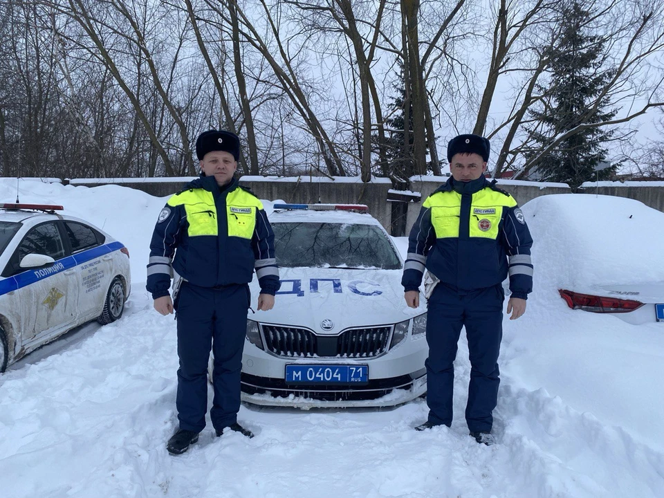 В Туле сотрудники ДПС помогли беременной женщине добраться до роддома