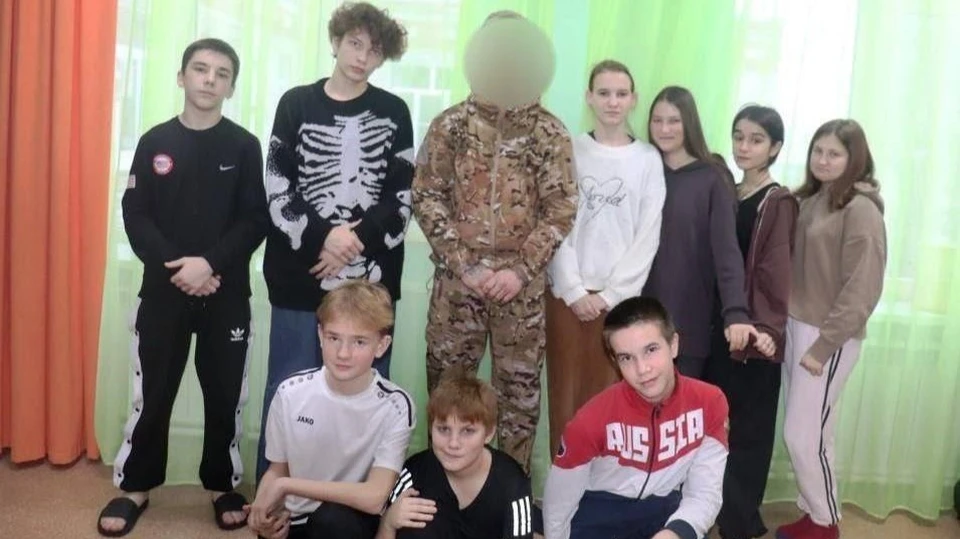 Военнослужащий рассказал ребятам о том, как проходят будни на передовой, а также о важности службы в армии