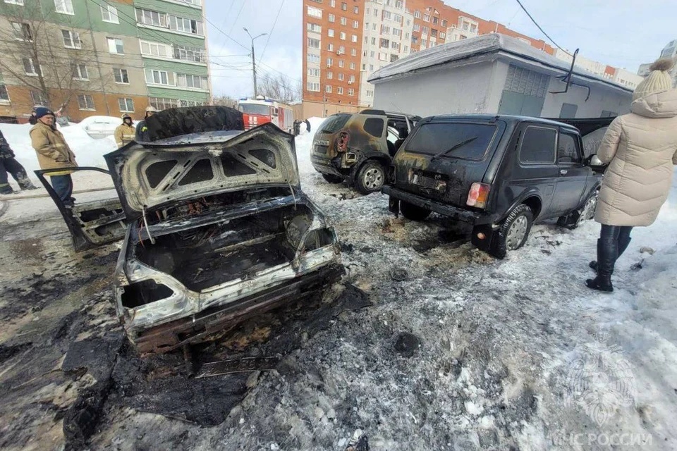 Машина сгорела на улице Верхнепечерской в Нижнем Новгороде.