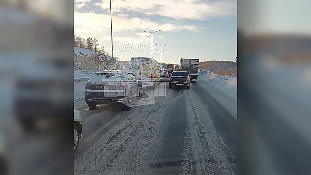 В Мурманске из-за ДТП в районе улицы Планерной ограничили движение машин -  KP.RU