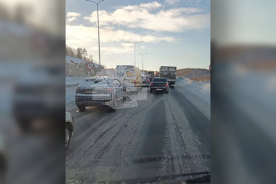 Водителей предупреждают, что из-за аварии движение на участке трассы заблокировано. Фото: Мурманск Дтп Чп / t.me/murmansk_chp