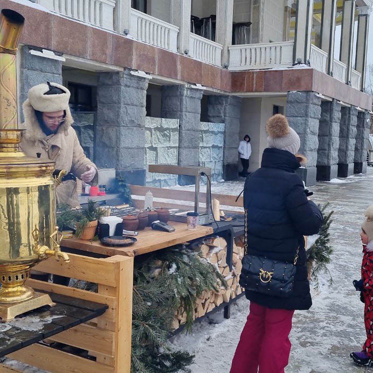 Самовар, карусели и лыжная трасса на водохранилище: какие развлечения  появились на Северном речном вокзале - KP.RU