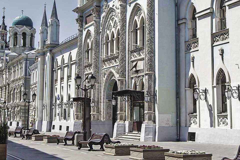 Здание на Никольской, которое мы видим сегодня, выстроено по проекту архитекторов Бакарева и Мироновского на рубеже XVIII - XIX веков.