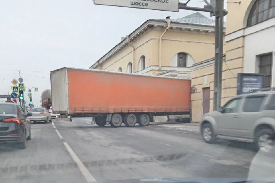 Фура застряла в доме после неудачного поворота. Фото: «ДТП и ЧП Петербурга»