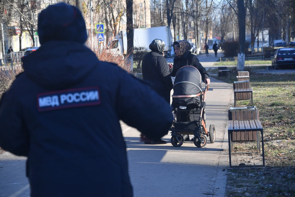 Дама сложила в коляску продукты с косметикой и выскользнула из магазина