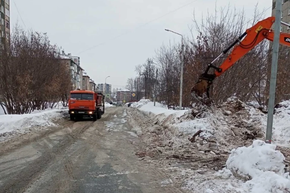 Аварийная бригада заделала свищ в трубе. Фото: пресс-служба МУП «Ижводоканал»