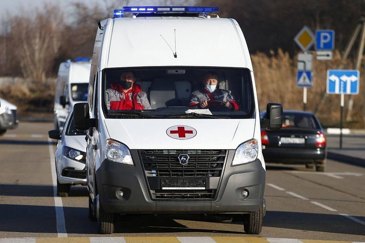 Один подросток - в тяжелом состоянии. Троих парней и девушку без сознания забрали в больницу после отравления неизвестным веществом в Краснодаре