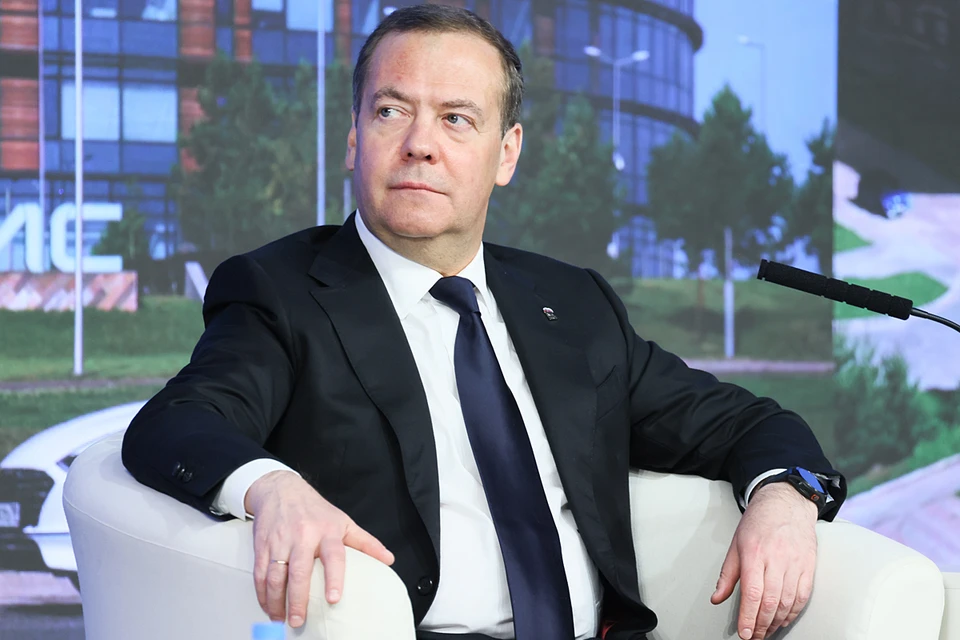 Медведев назвал Байдена «экзистенциальной угрозой человечеству»