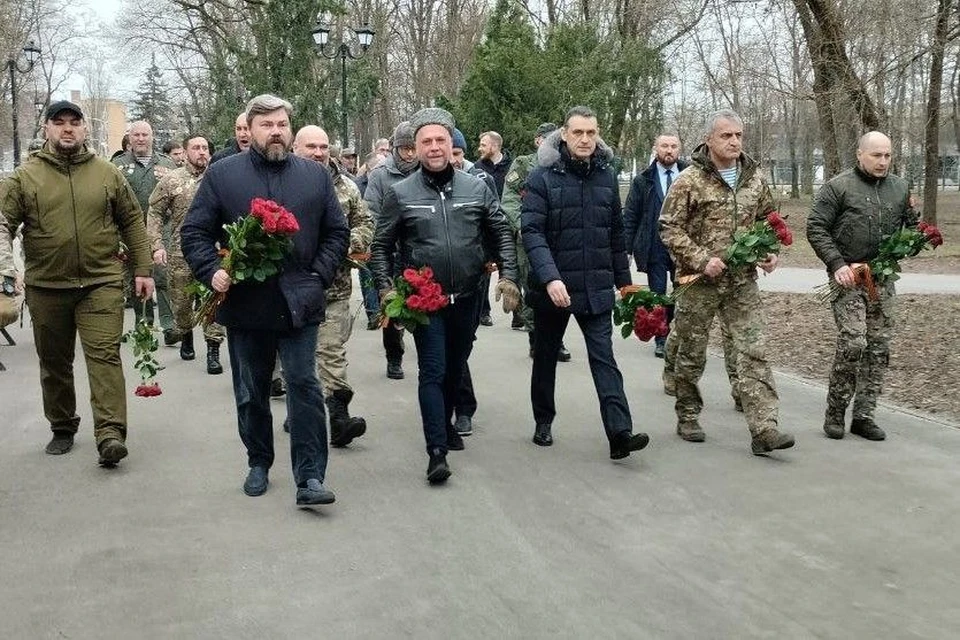 В Ростове-на-Дону участники IX съезда союза добровольцев Донбасса возложили цветы к памятнику в парке Островского. Фото: правительство Ростовской области