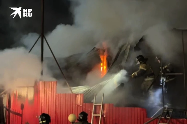 Языки пламени возле заправки: в столице Приморья разгорелся пожар на стройке