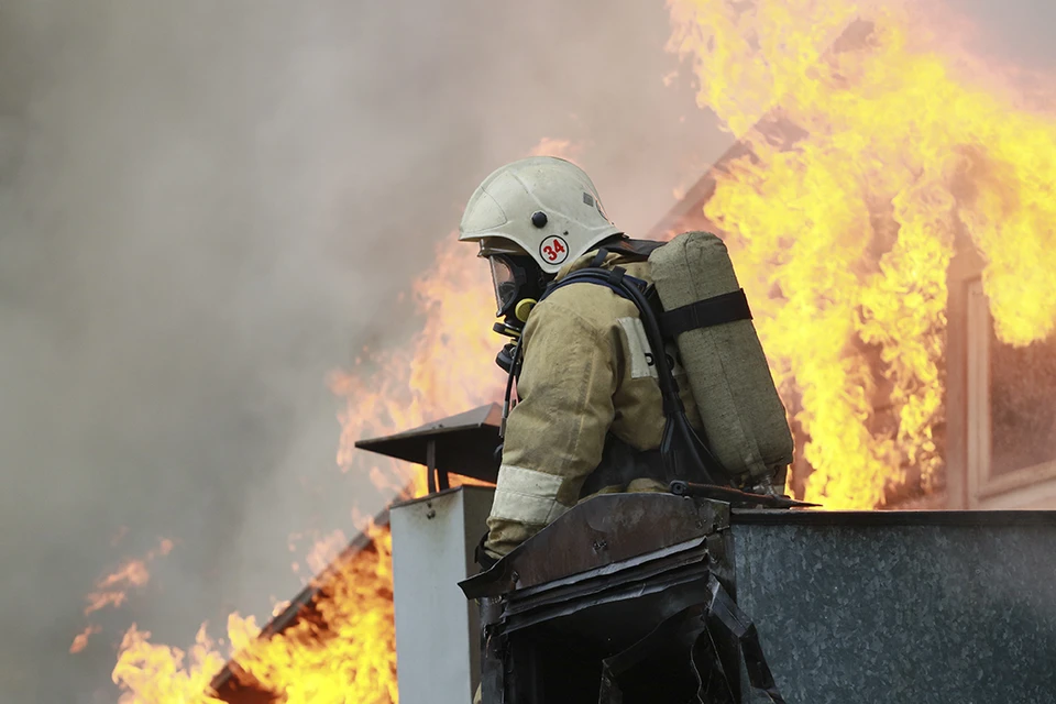 В Липецкой области потушили пожар на металлургическом комбинате, одной из версий возгорания называют падение летательного аппарата.