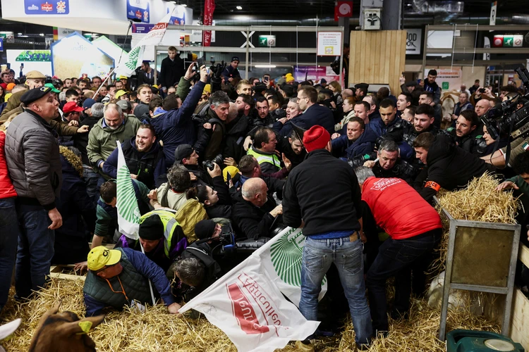 Кидали яйца и кричали «Макрона в отставку!»: во Франции фермеры недовольны, что президент печется о Киеве больше, чем о своих гражданах