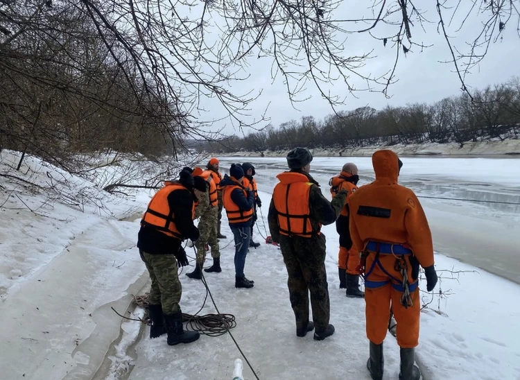 Поиск ребенка, провалившегося под лед продолжается в Смоленске