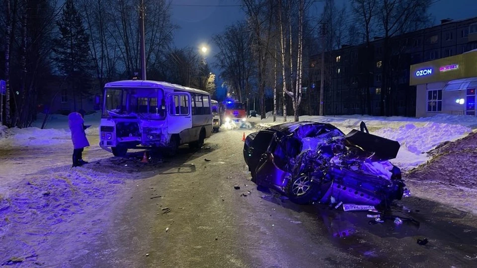 В Сыктывкаре столкнулись легковушка и автобус: есть пострадавший. Фото: ГИБДД по РК.