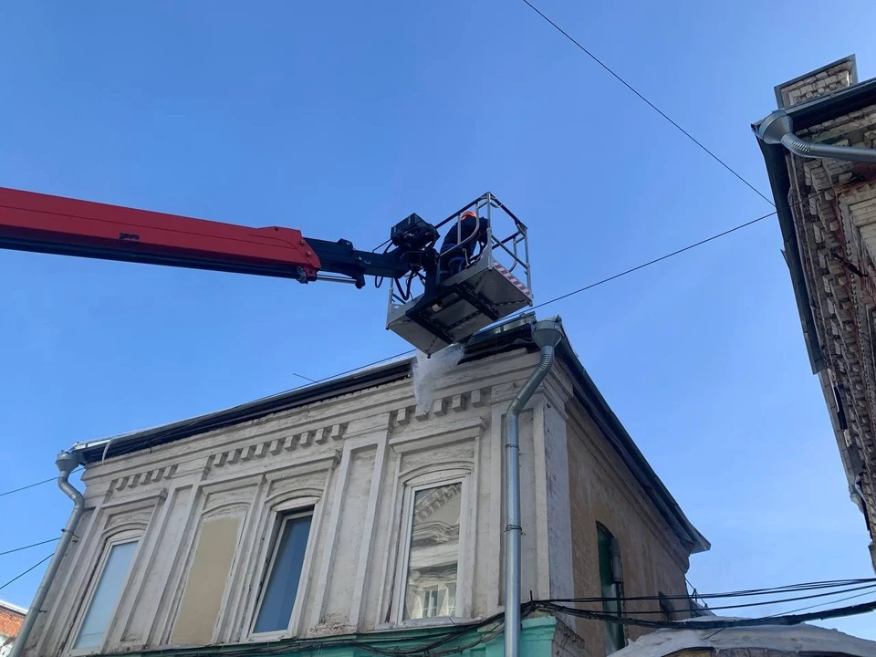 Специалисты продолжают расчищать кровли. Фото: мэрия