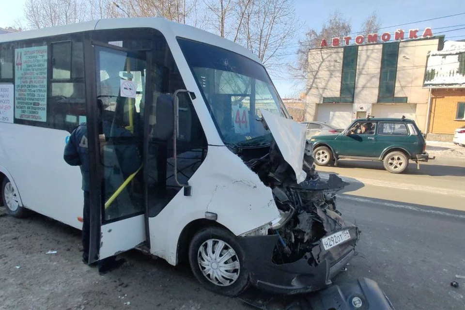 Пять пассажиров попали в больницу после аварии с маршруткой в Новосибирске. Фото: Госавтоинспекция Новосибирской области