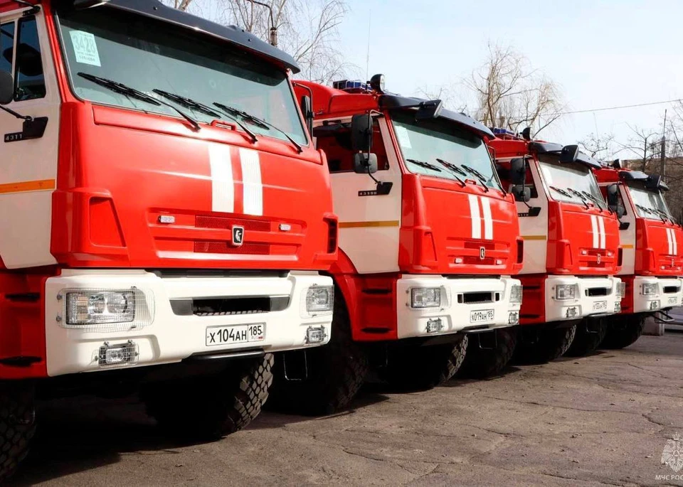 Спасателям из Запорожской области передали восемь автоцистерн объемом в шесть метров кубических и две автолестницы высотой до 30 метров. ФОТО: МЧС России