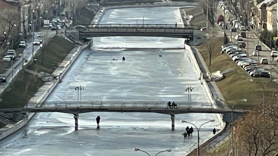 Состояние льда внутригородских каналов хилое