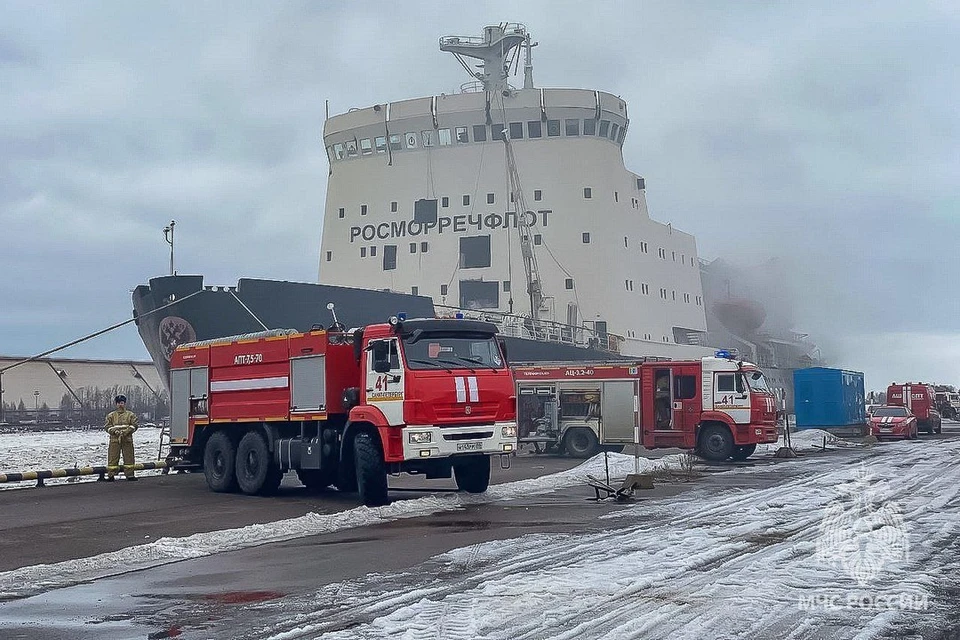 Мощный пожар потушили на ледоколе «Ермак» в Морском порту Петербурга. Фото: ГУ МЧС России по Петербургу