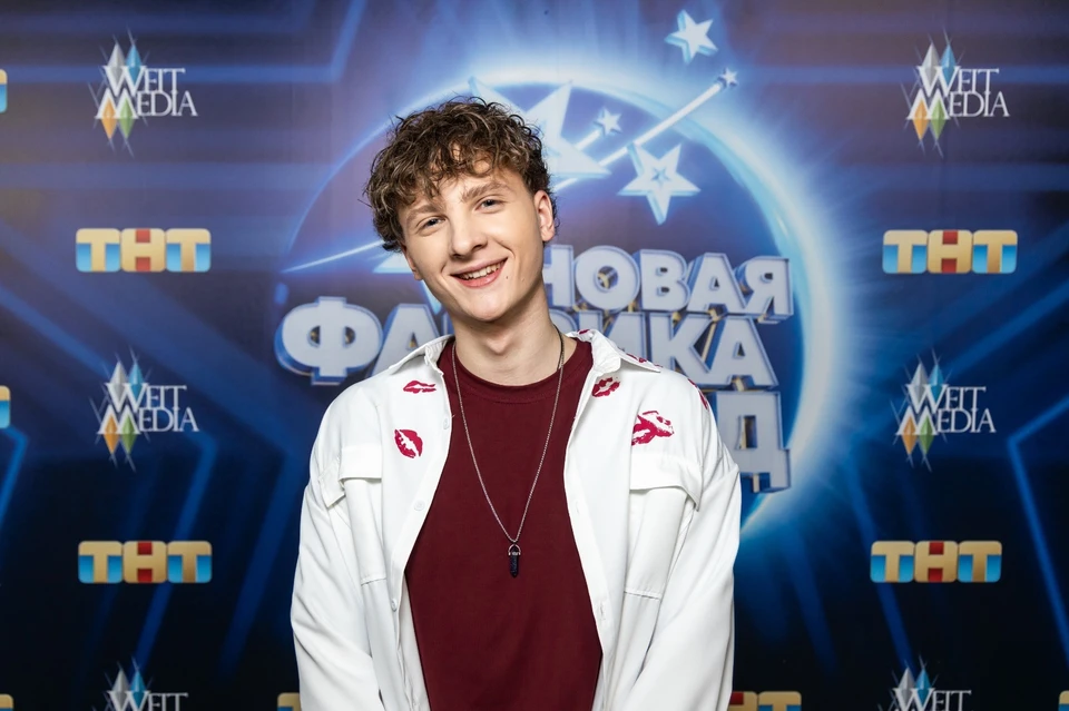 Играть на инструментах и петь 19-летний музыкант учился самостоятельно