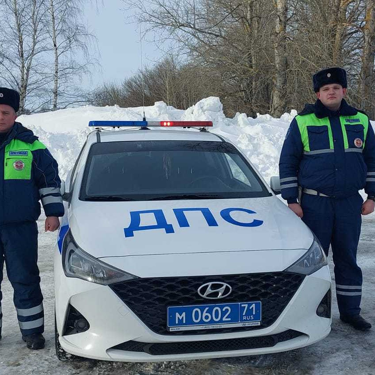 Дорожные инспекторы помогли менявшим на трассах в Тульской области колеса  водителям - KP.RU