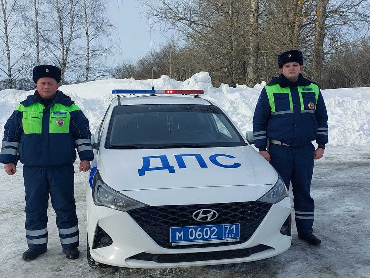 Дорожные инспекторы помогли менявшим на трассах в Тульской области колеса  водителям - KP.RU